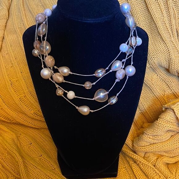 Creamy Beige & Pearlescent Beads - Picture 1 of 3